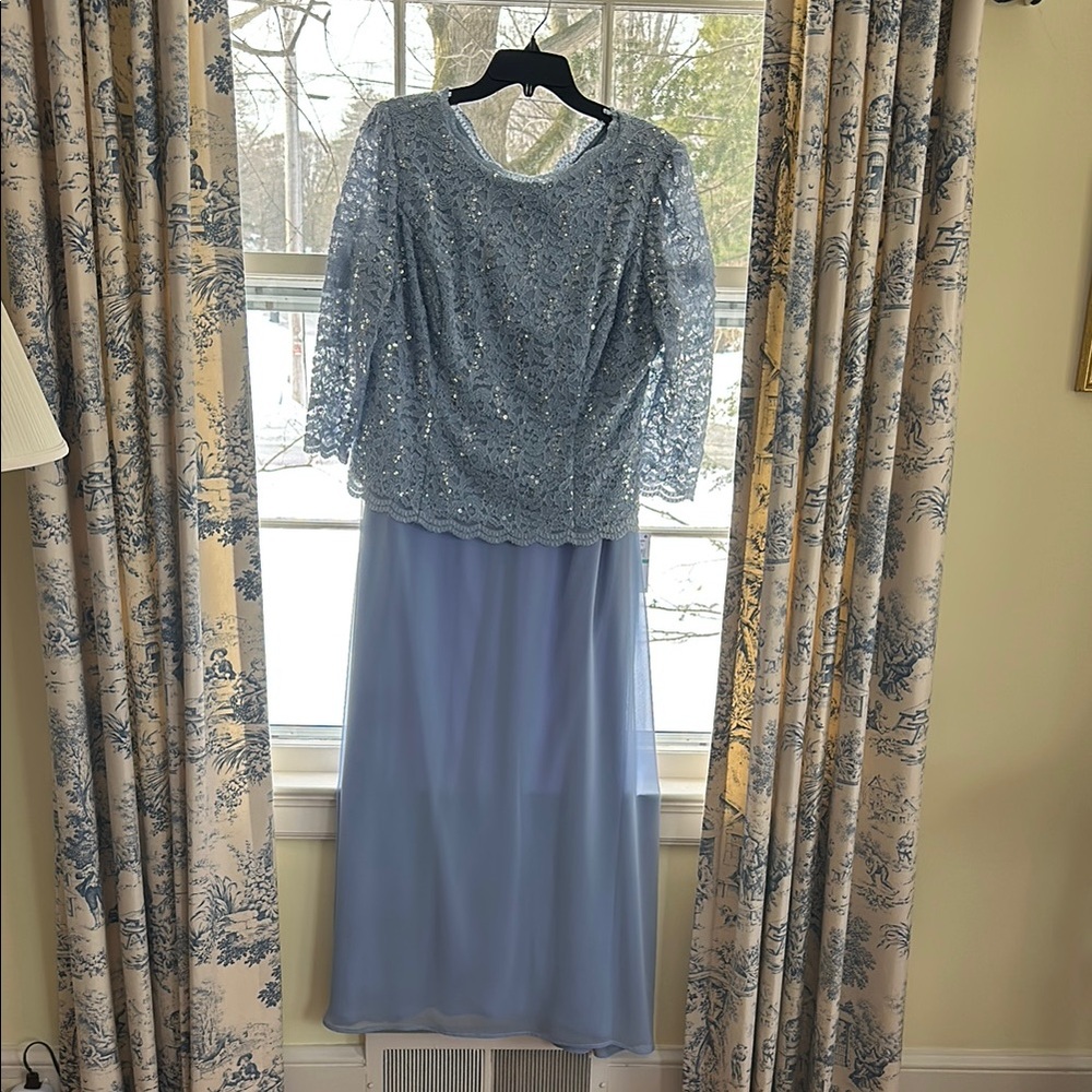 Elegant Blue Lace Evening Dress